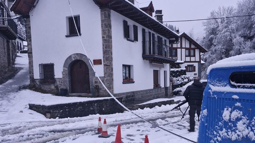La caída de un cable eléctrico en Uztárroz corta unas horas la NA-140 y deja sin luz a varios pueblos del valle