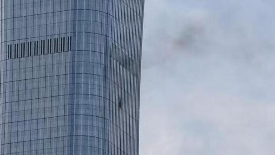 Apagón informativo en China tras estrellarse una avioneta contra el rascacielos más alto de Pekín