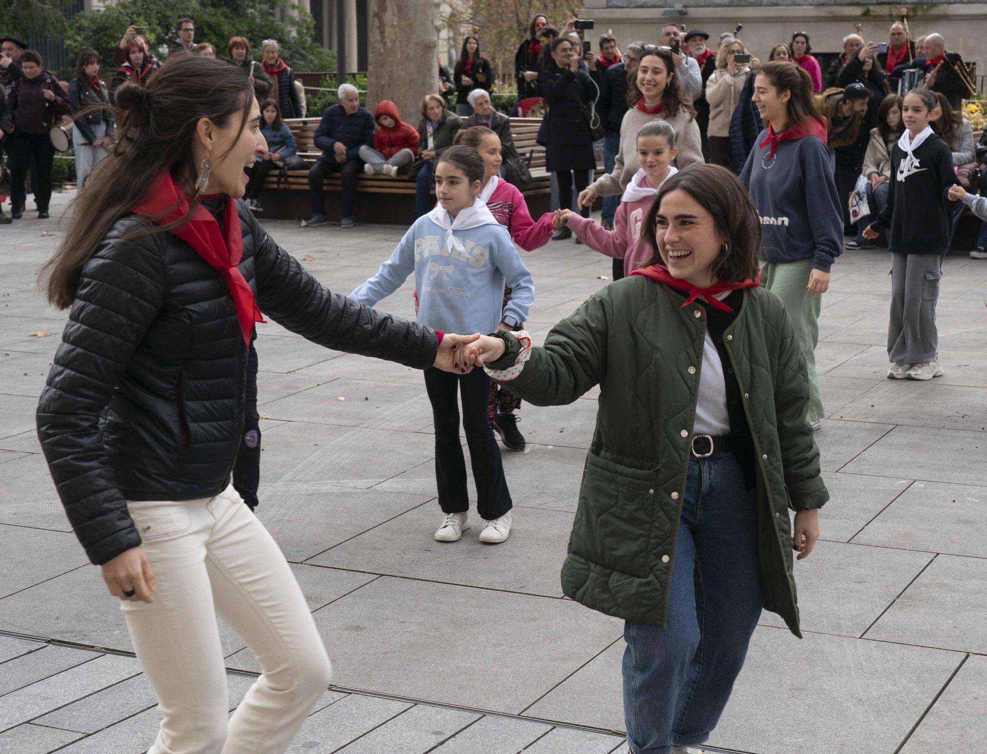 En imágenes: Kalejira por el centro de Vitoria del Aintzina Folk