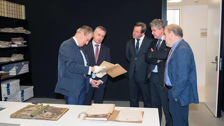 Iñigo Urkullu, Bingen Zupiria y Mikel Aizpuru ven algunos de los documentos, acompañados de Borja Aguinagalde. Fotos: Borja López