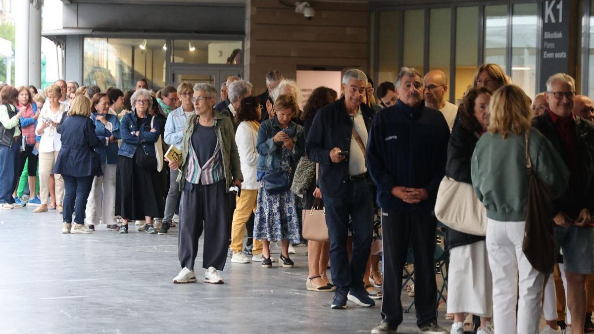 Un centenar de espectadores, algunos llegados de madrugada, en la cola del Kursaal esta mañana. Un centenar de espectadores, algunos llegados de madrugada, en la cola del Kursaal esta mañana.