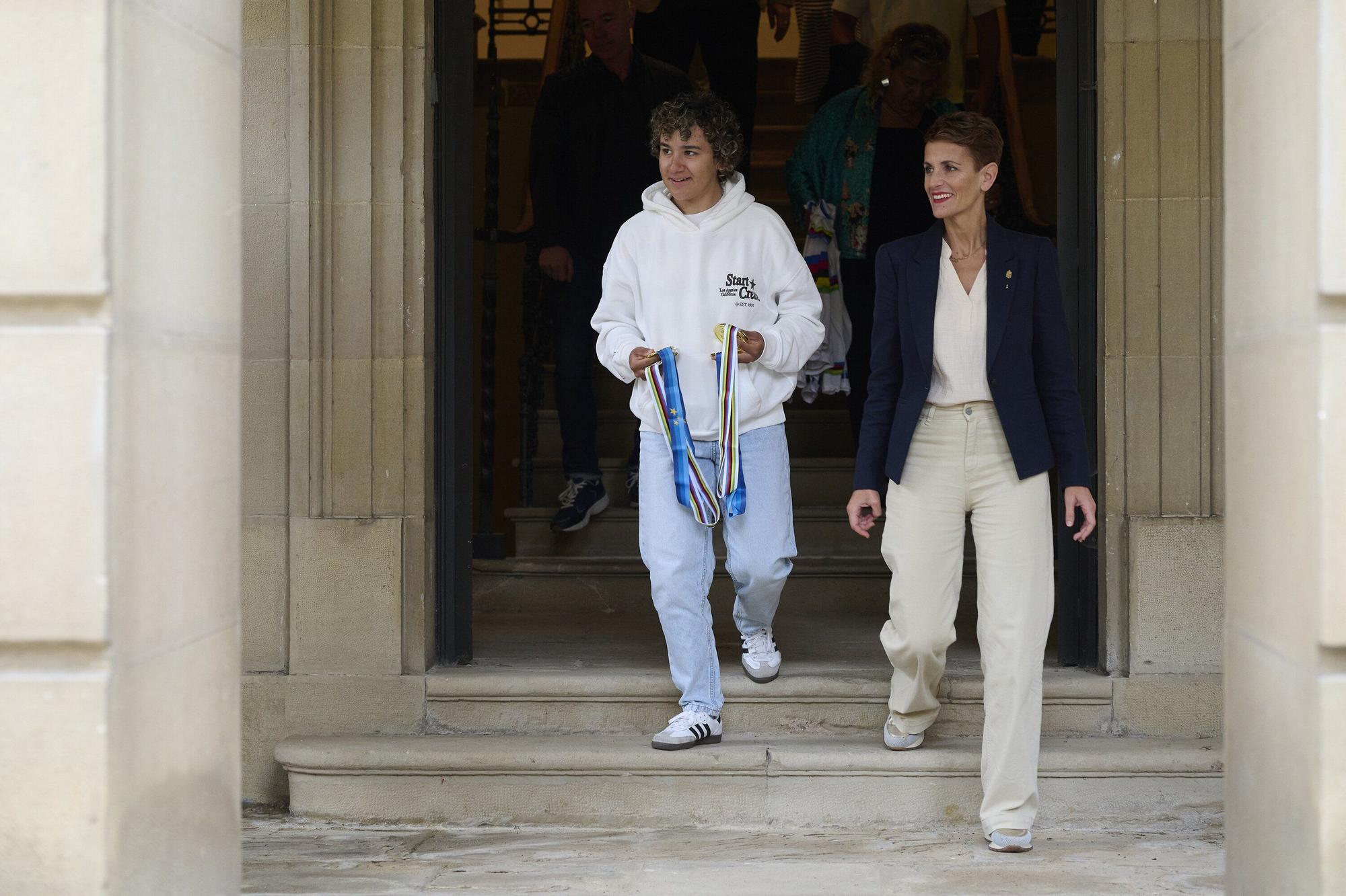 María Chivite recibe a Paula Ostiz en el Palacio de Navarra