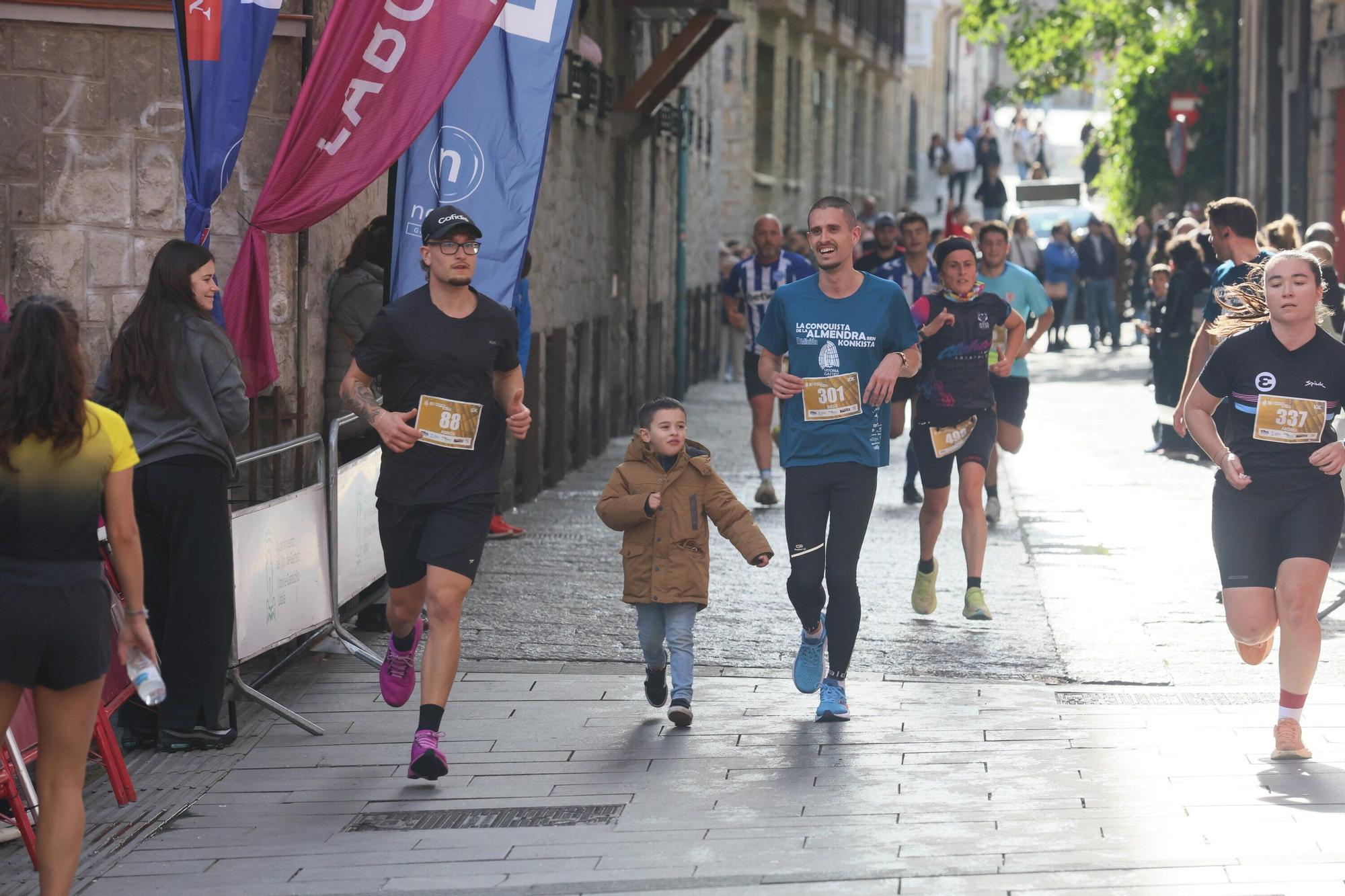 En imágenes: Miles de personas participan en La Conquista de la Almendra