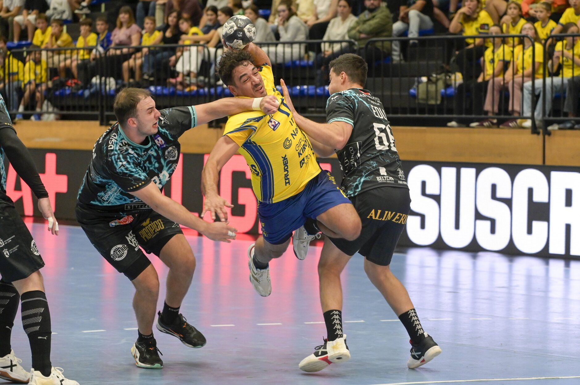 El jugador del Irudek Bidasoa Irun Rodrigo Salinas, en el duelo ante el Ademar de León en Artaleku