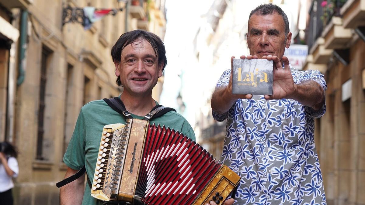 José Luis Garmendia, 'Laja' trikitilariaren semea, eta Elkarreko Anjel Valdés, gaur, ostegunarekin Donostian. / Ruben Plaza