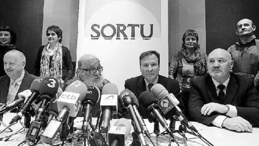 Los responsables de Sortu ofrecieron una rueda de prensa en Madrid tras presentar su estatutos.