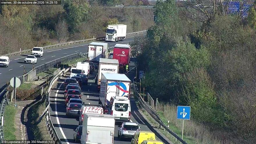 Retenciones finalizadas en la A-1 en Vitoria-Gasteiz tras un accidente entre un camión y un turismo