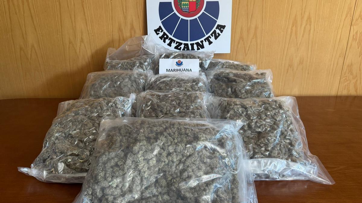 Detenido en Irun tras darse a la fuga en un vehículo con 10 kilos de cogollos de marihuana e impactar con un árbol / Ertzaintza Detenido en Irun tras darse a la fuga en un vehículo con 10 kilos de cogollos de marihuana e impactar con un árbol / Ertzaintza