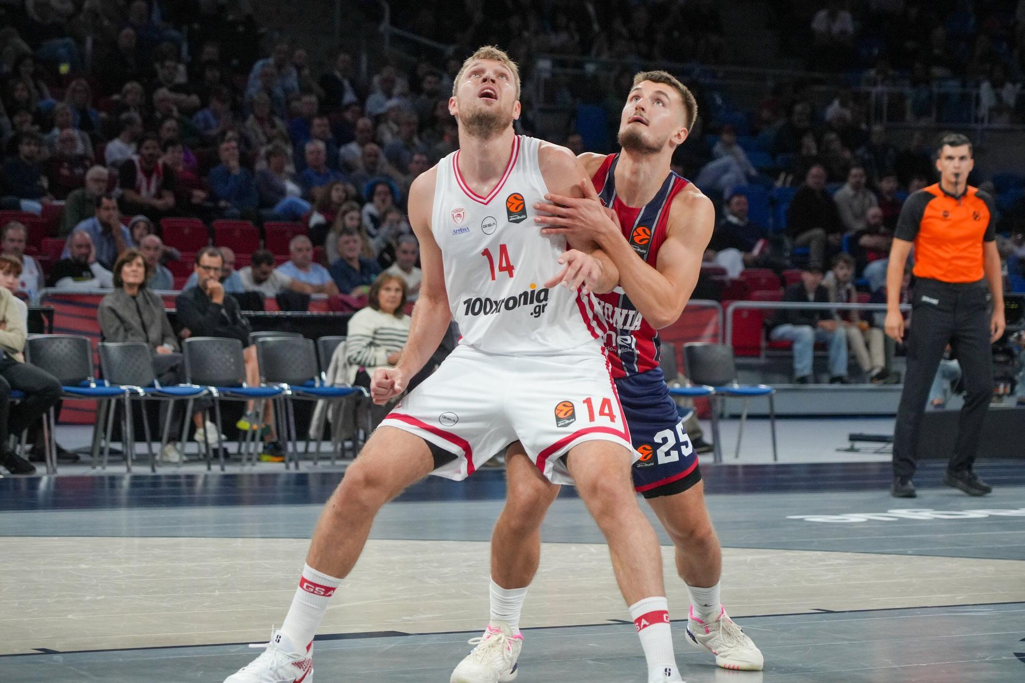 Todas las imágenes del Baskonia - Olympiacos en el Buesa Arena