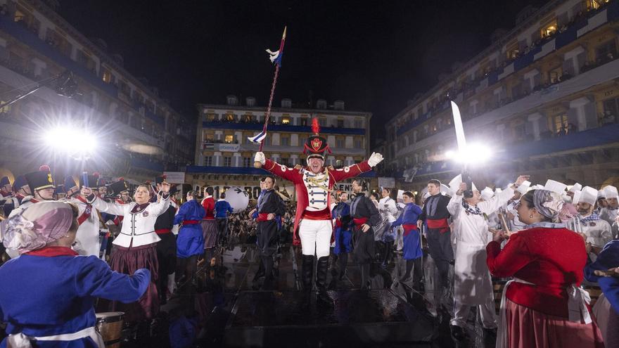 La 'Marcha de San Sebastián' ha sonado espectacular en una Izada especial