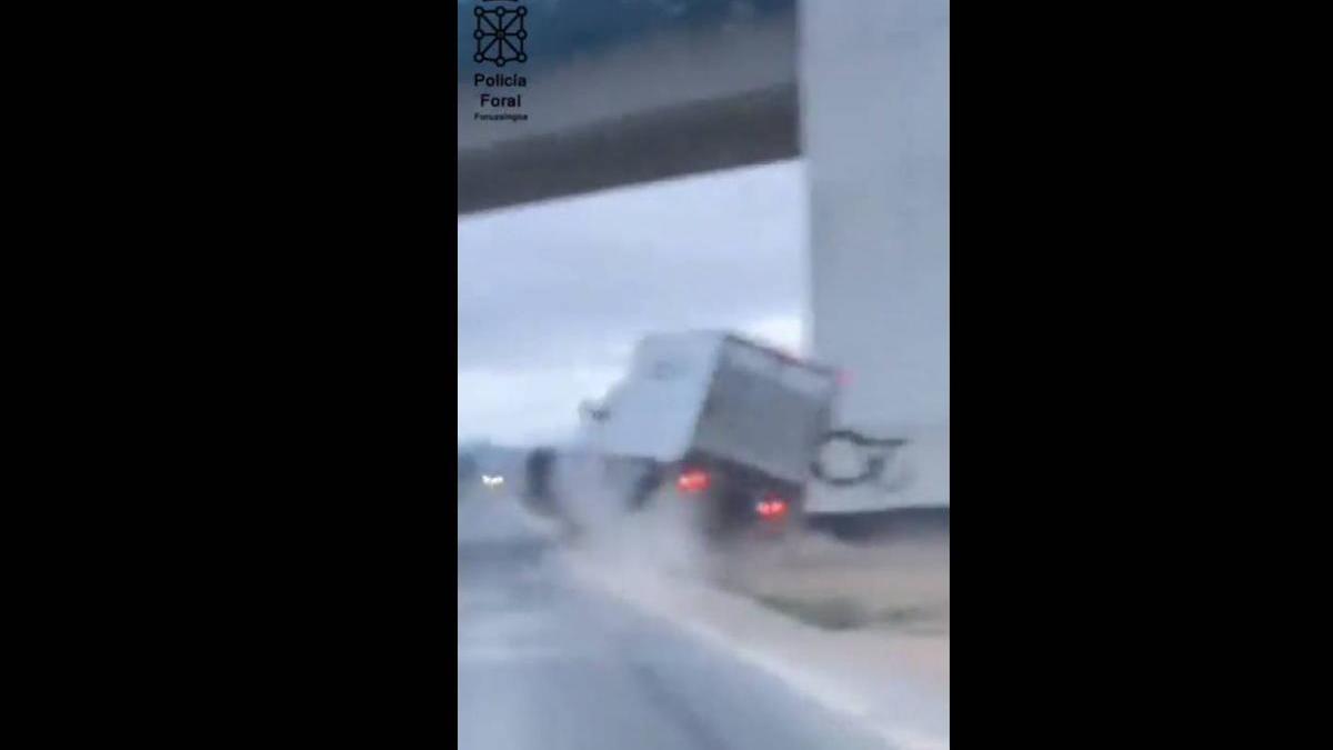 Un camionero, ebrio y zigzagueando, se sale de la vía a la altura de Tafalla