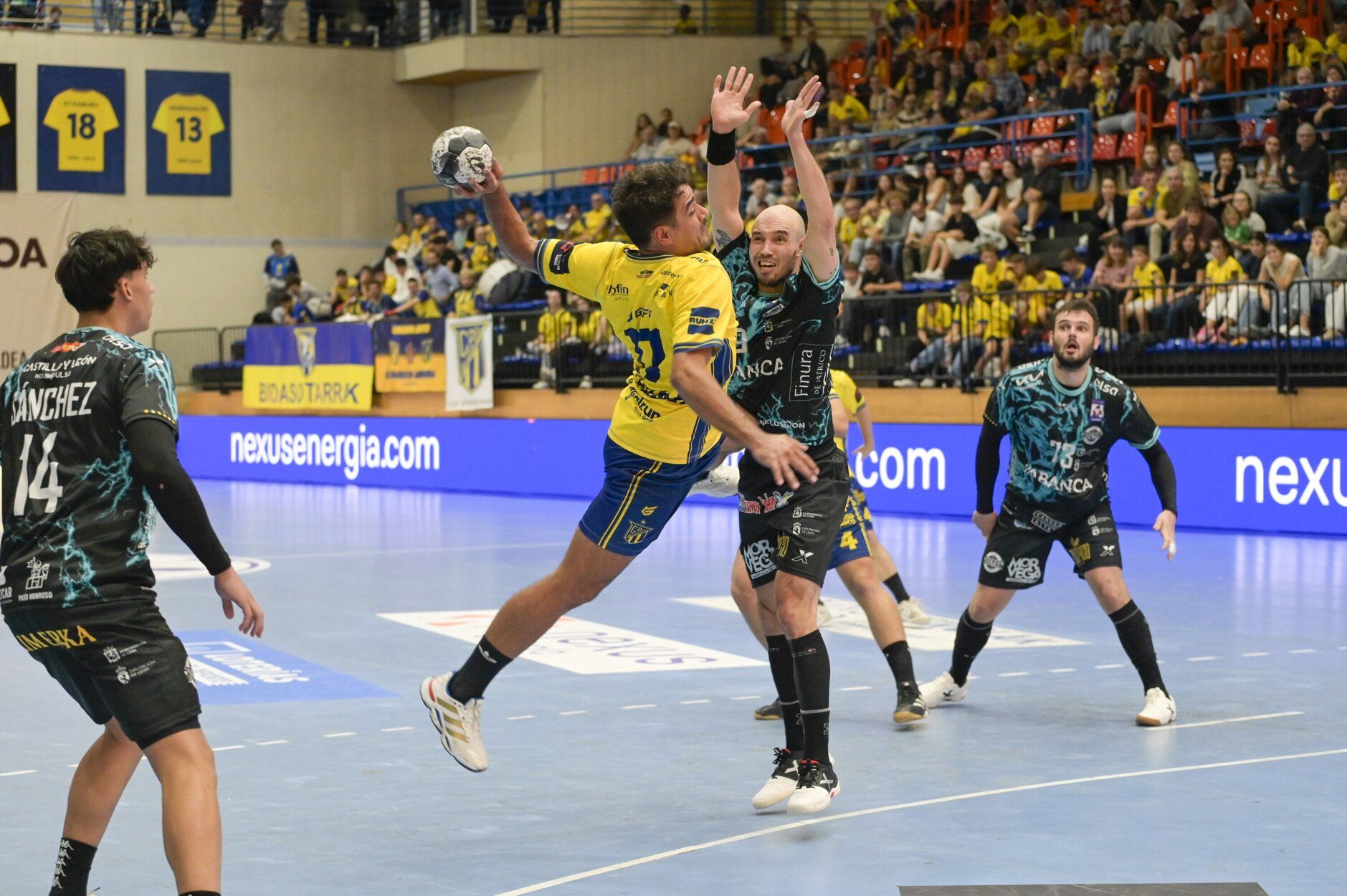 El jugador del Irudek Bidasoa Irun Rodrigo Salinas, en el duelo ante el Ademar de León en Artaleku