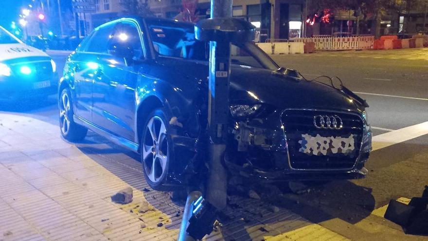 Una conductora de 88 años, herida tras chocar contra un semáforo y una farola en Pamplona