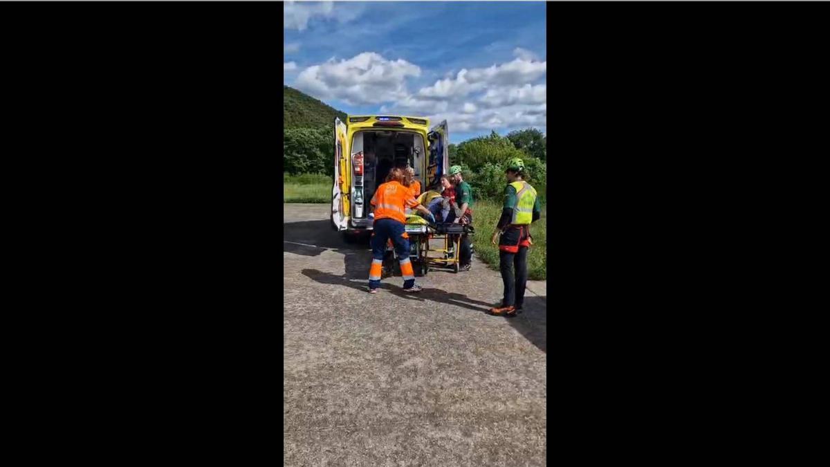 Imágenes del rescate de un vecino de Pamplona herido tras caer por una pendiente en el Pirineo oscense