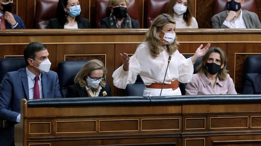 Yolanda Díaz gesticula ante los insultos que le lanza Macarena Olona