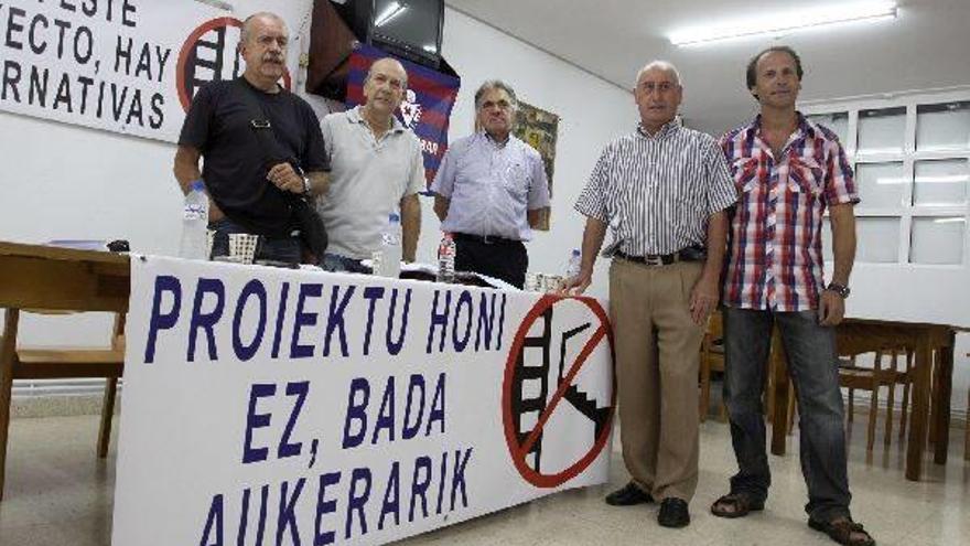 Representantes de los ciudadanos residentes en las torres y en las inmediaciones de Ipurua posan antes de su comparecencia de ayer ante los medios de comunicación.