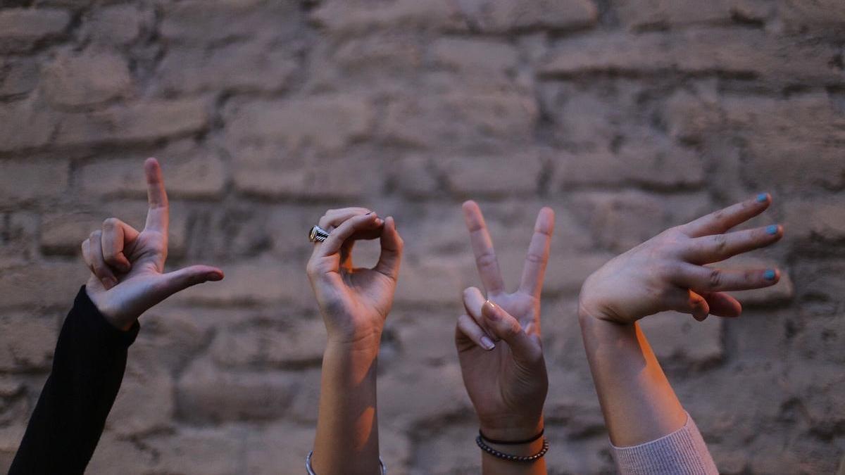 Jóvenes forman la palabra Love (amor)
