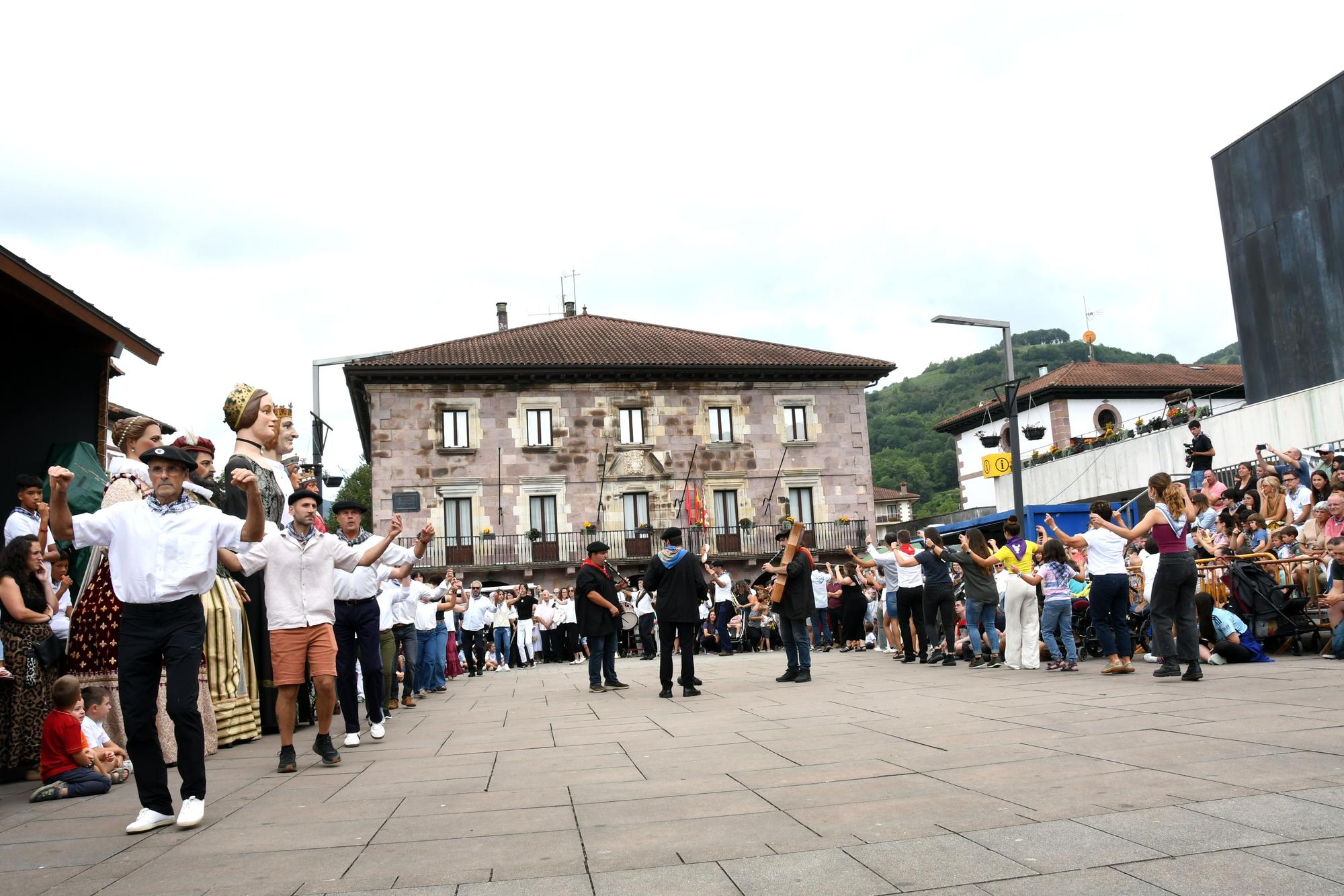 Elizondo celebra su día grande con bailes de gigantes y mutildantzak