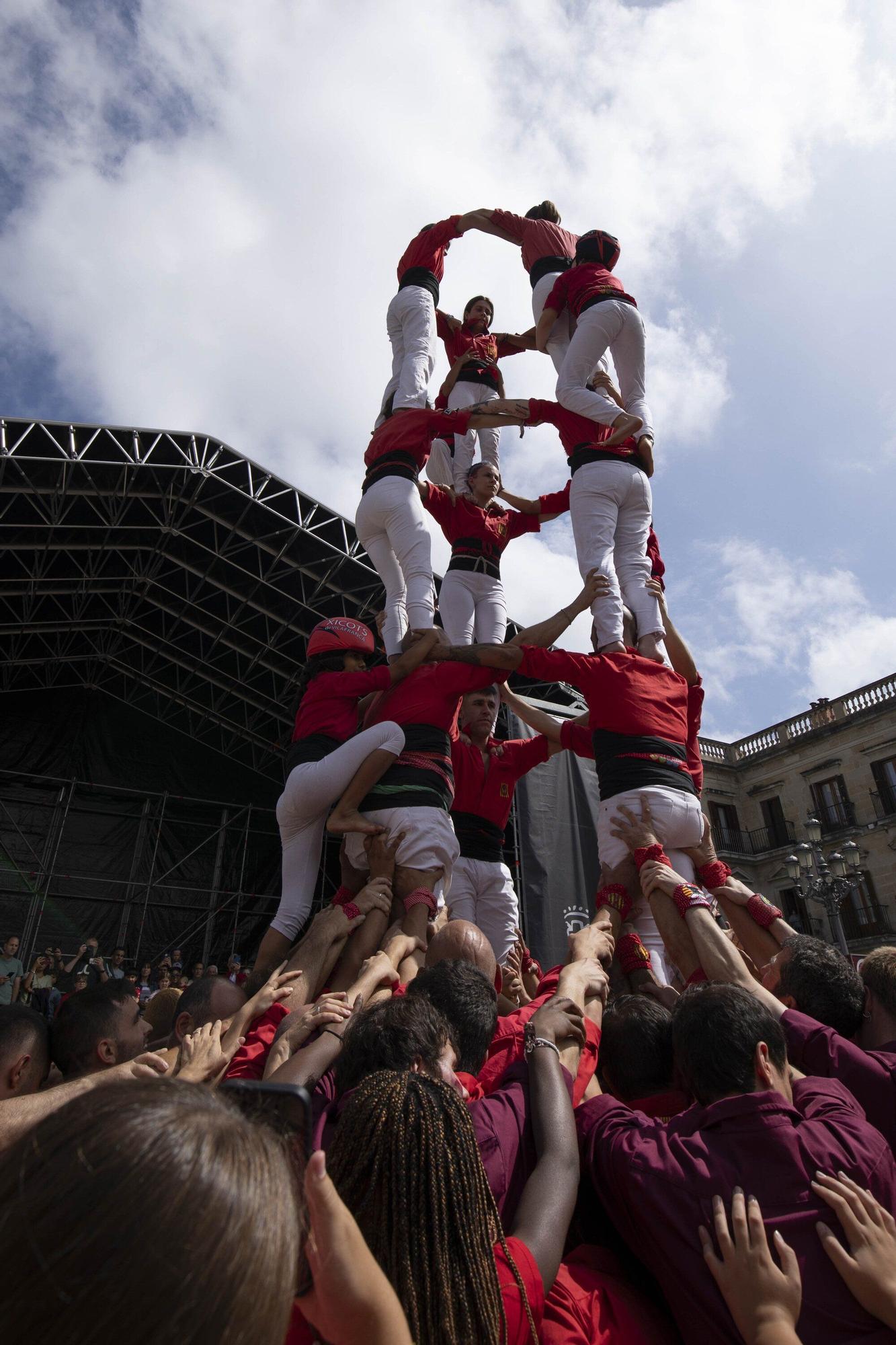 En imágenes: La Plaza Nueva de Vitoria acoge una gran Diada Castellera