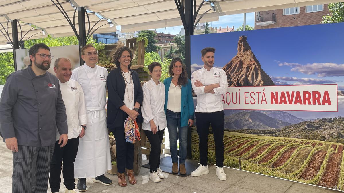 (I-d) Jesús Iñigo (Hela Alimentación), Nicolás Ramírez (Túbal), Ricardo Gil (33 de Tudela), la consejera Itziar Gómez, Nerea Sistiaga (Hela Alimentación), Belén Huarte (Turismo) y Leandro Gil (La Biblioteca), durante la presentación en el restaurante ‘Seeds’ de Madrid, en el MOM Culinary Institute.