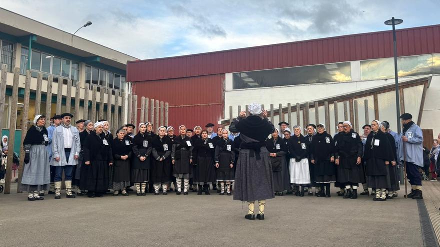 Las voces del coro de Arratia resuenan un año más en la víspera de Santa Águeda