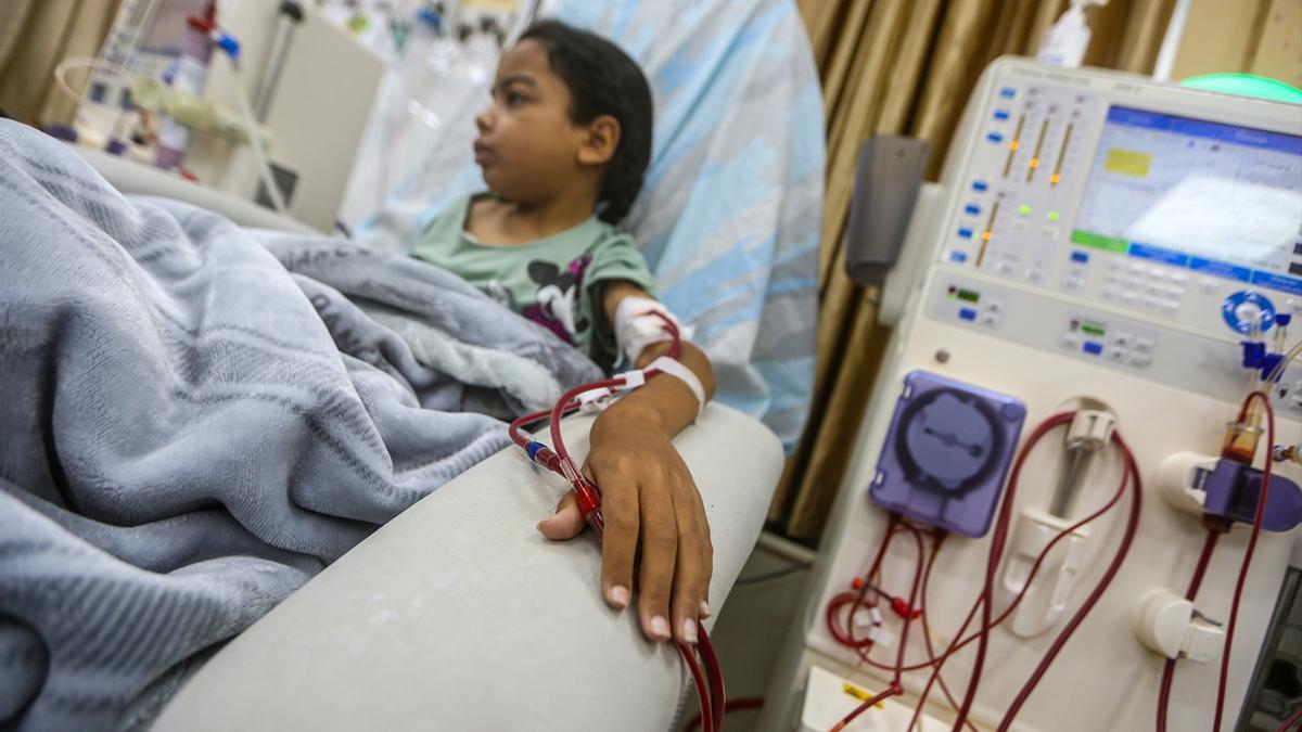 Una niña gazatí recibe tratamiento médico.