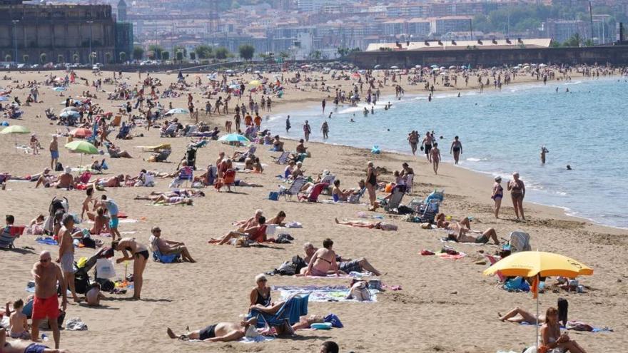 Los usuarios disfrutan de un día de playa en Ereaga