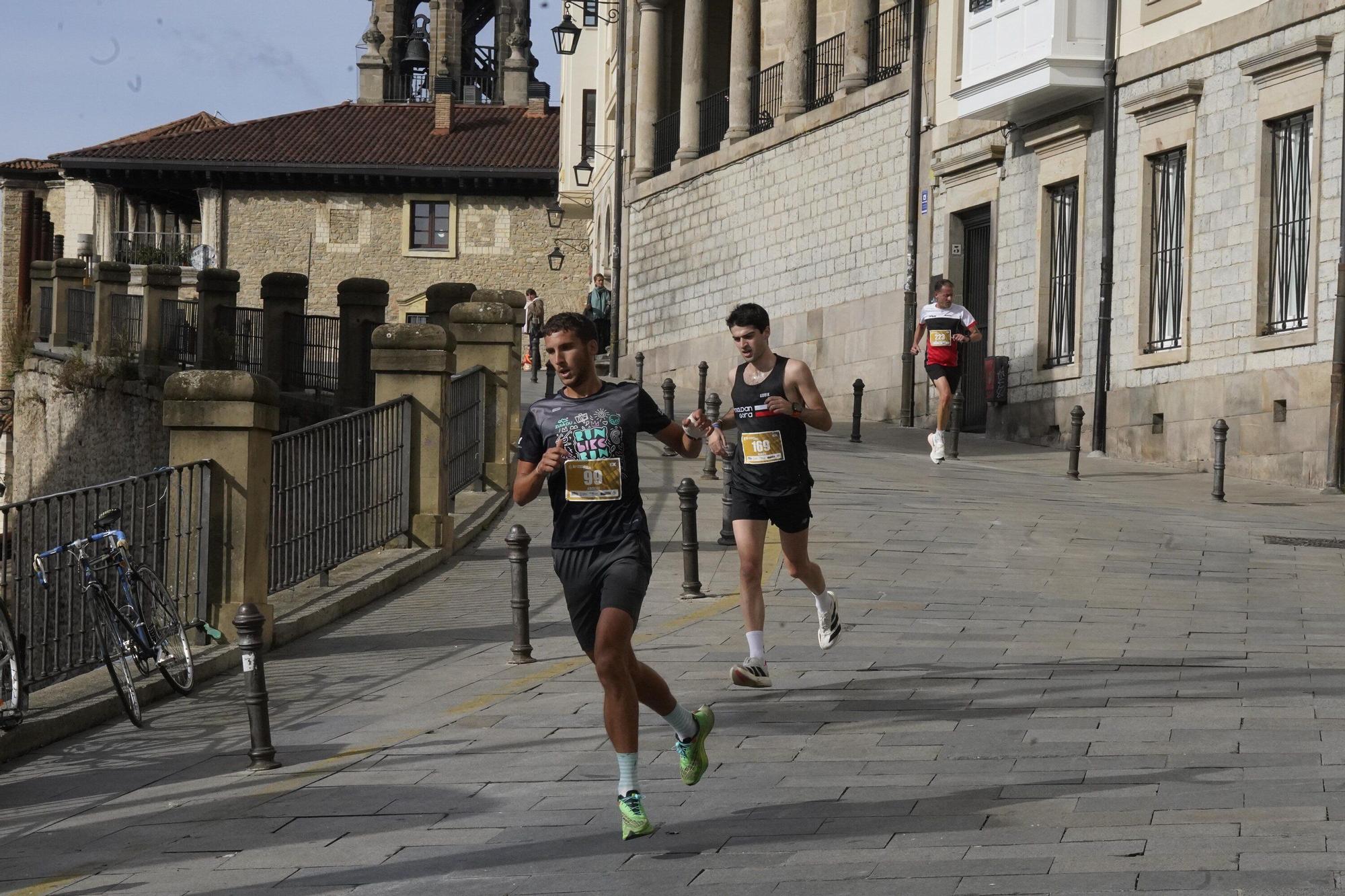 En imágenes: Miles de personas conquistan la Almendra de Gasteiz