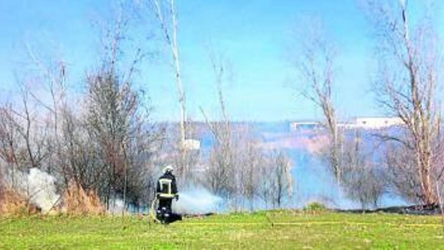 Pequeño incendio junto a la ermita