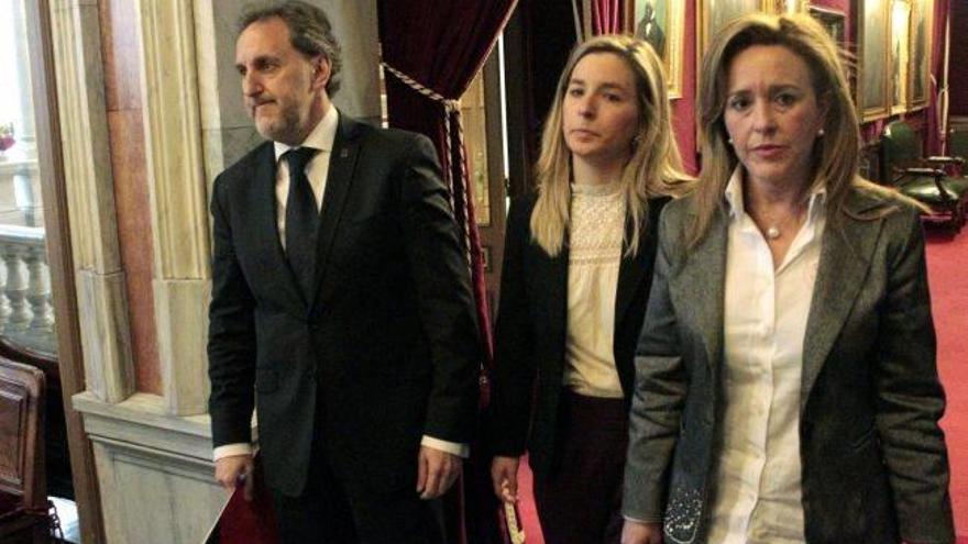 Los portavoces del PSE-EE, Alfonso Gil, de EHBildu Aitziber Ibaibarriaga y del PP Cristina Ruiz, (de i a d) salen de la reunión de la junta de portavoces por el fallecimiento de Iñaki Azkuna.