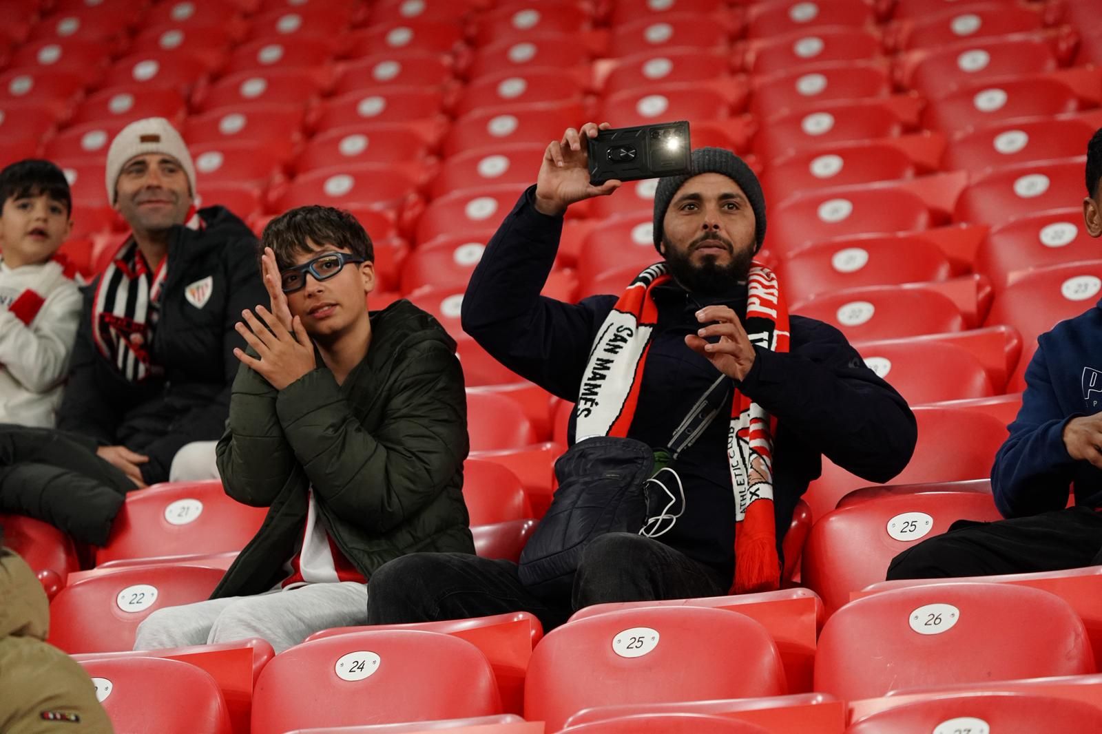 En imágenes: ¿Has estado en San Mamés viendo el Athletic-Real Oviedo? Búscate en nuestra galería de fotos