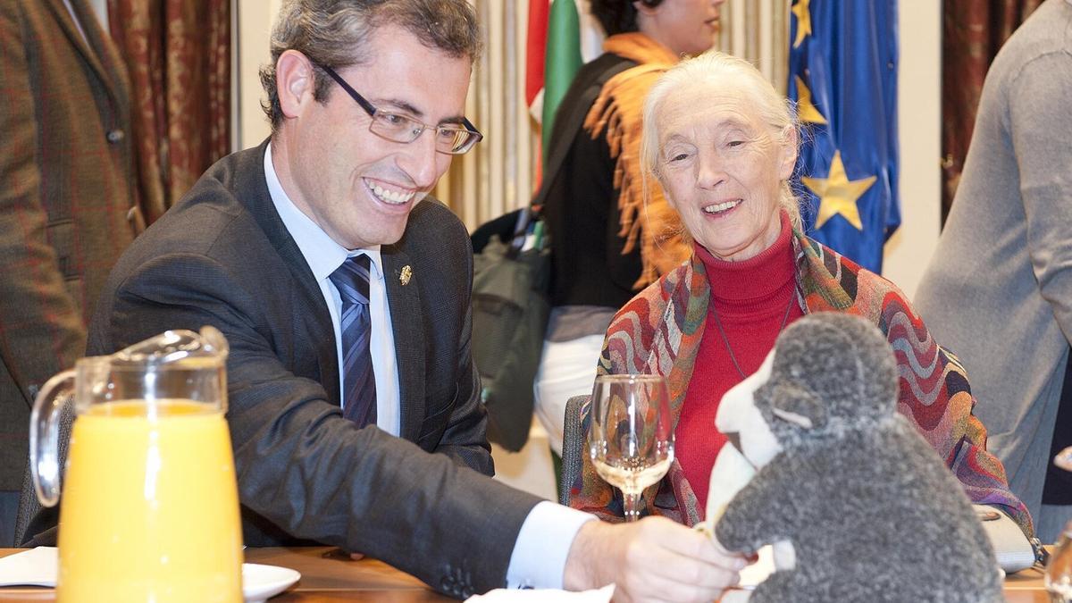 Markel Olano y Jane Goodall, en la visita de la científica a Gipuzkoa en 2010.JPG