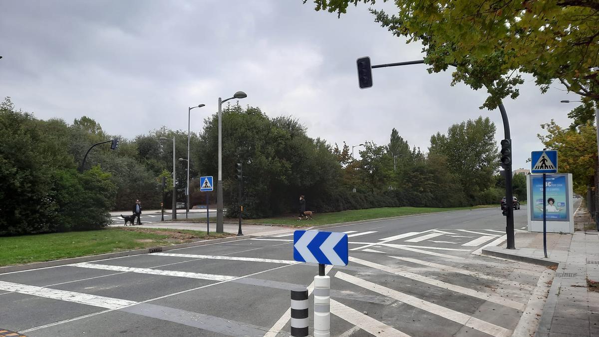 Una nueva medida de seguridad para cruzar sin peligro en el Paseo de los Humedales de Salburua.