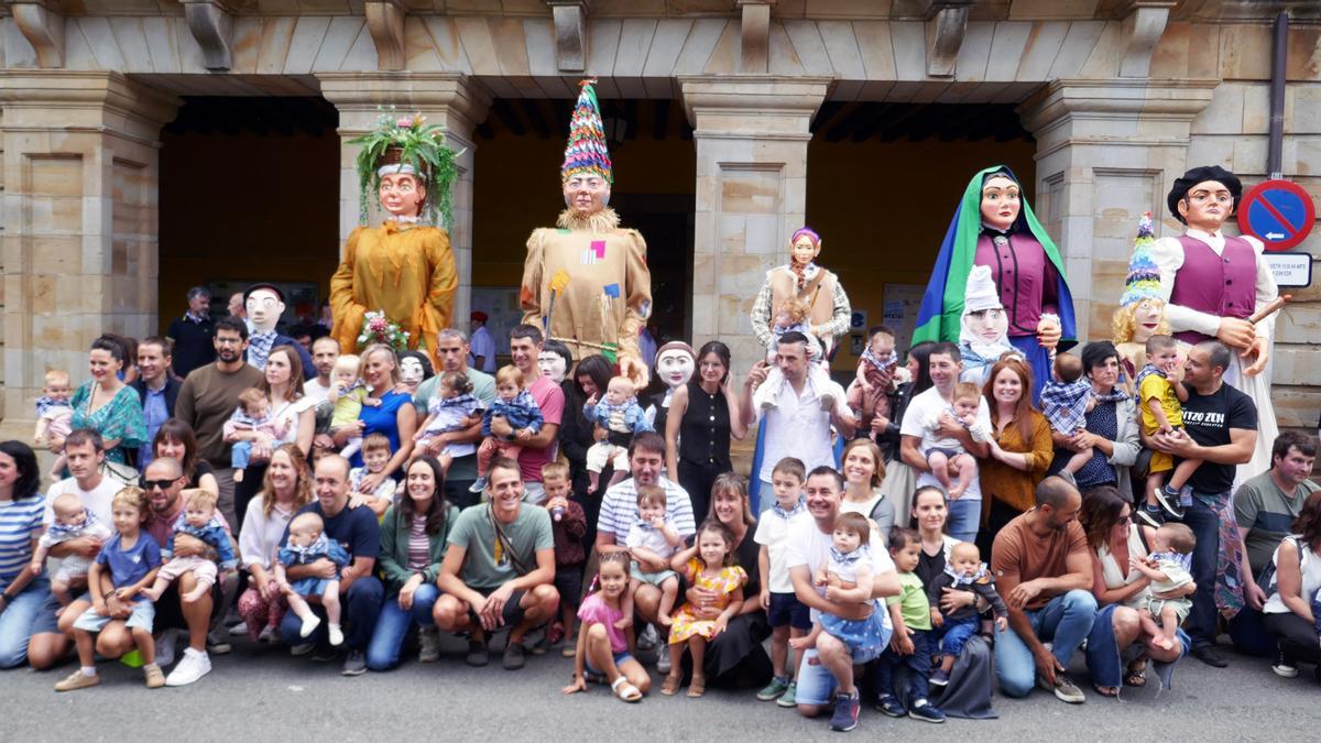 Foto de familia de la quinta de 2024 de Etxarri Aranatz.