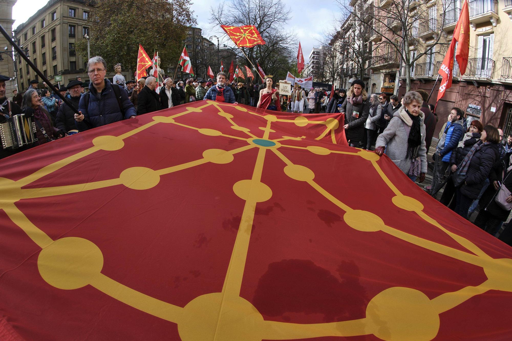 Fotos del homenaje a la estatua que corona el monumento que se erigió hace más de 100 años recordando la lucha popular en el Día de Navarra