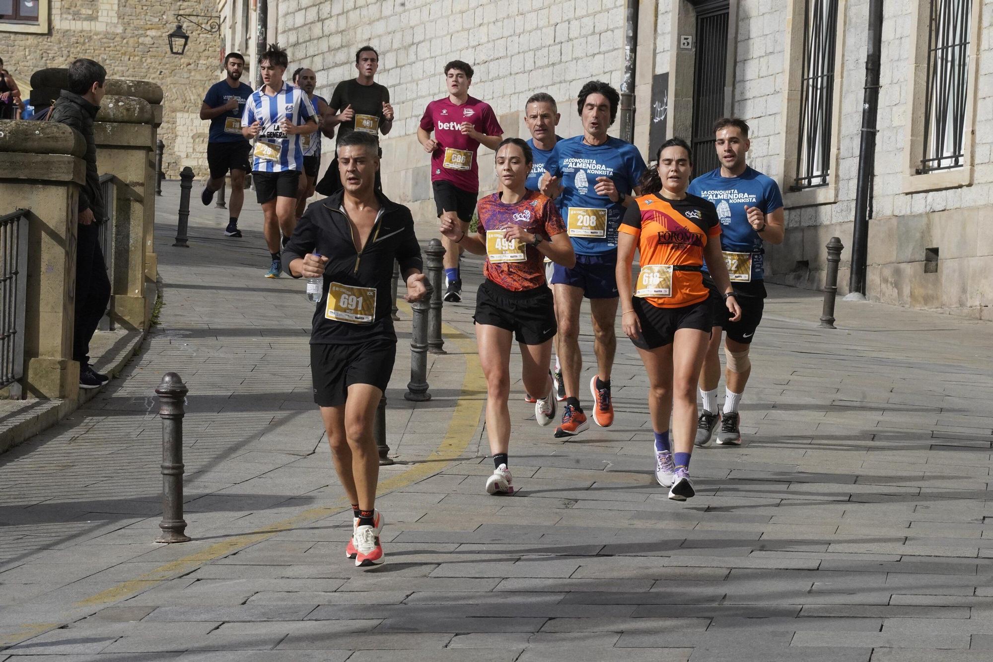 En imágenes: Miles de personas conquistan la Almendra de Gasteiz