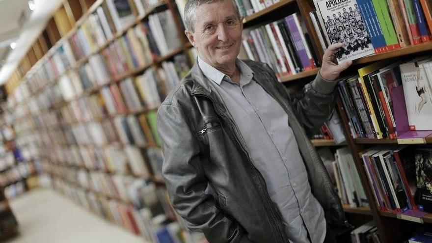 Jose Mari Esparza, el pasado jueves, en la librería Elkar, con su ‘Apología’.