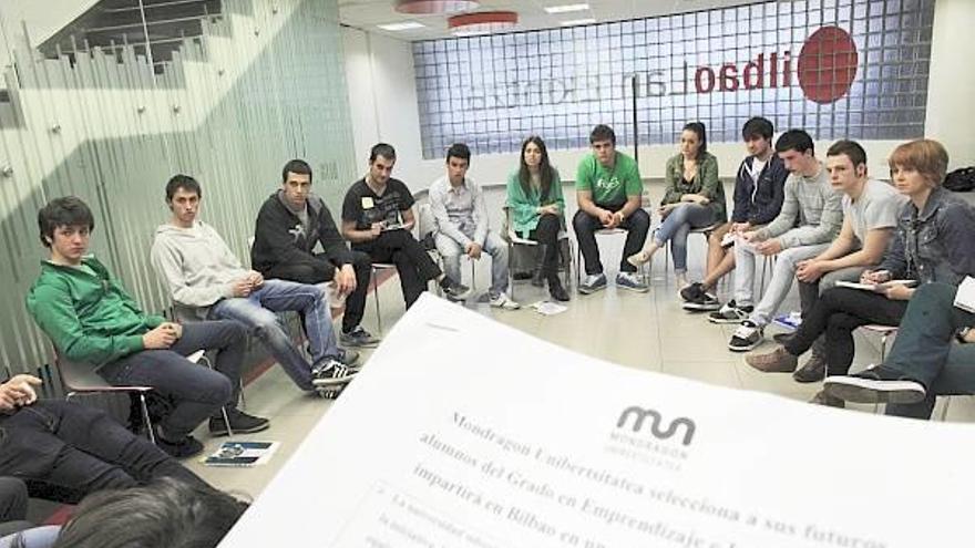Los aspirantes a cursar el grado de Liderazgo Emprendedor e Innovación, ayer durante el &#039;casting&#039; realizado en Bilbao.
