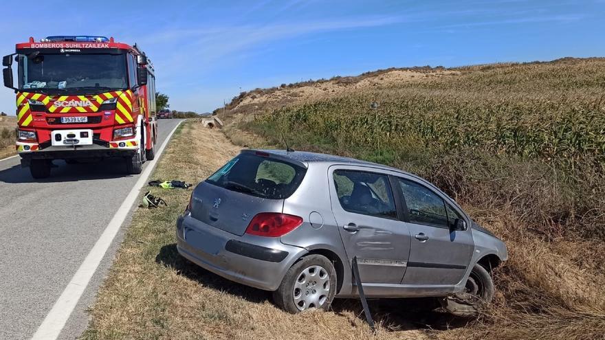 Herida una conductora de 22 años en una salida de vía con vuelco en Artajona