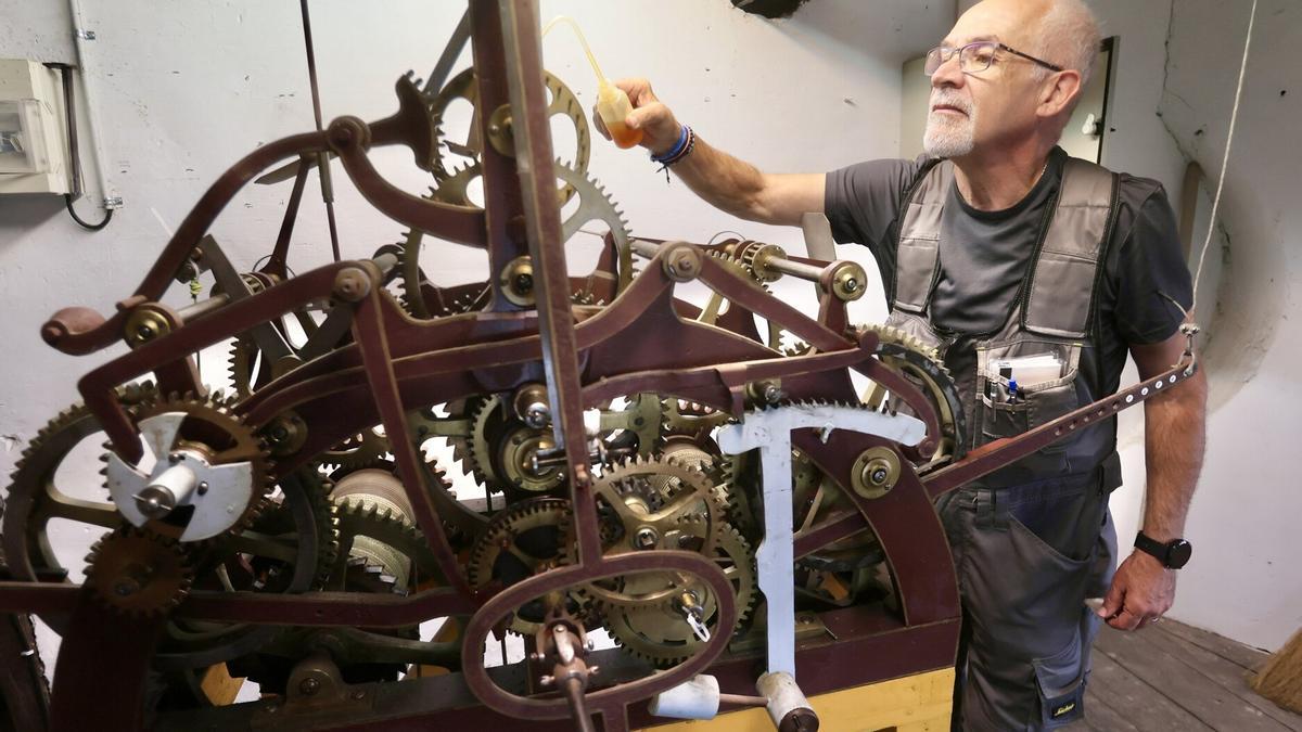 Suescun engrasando el reloj de San Miguel