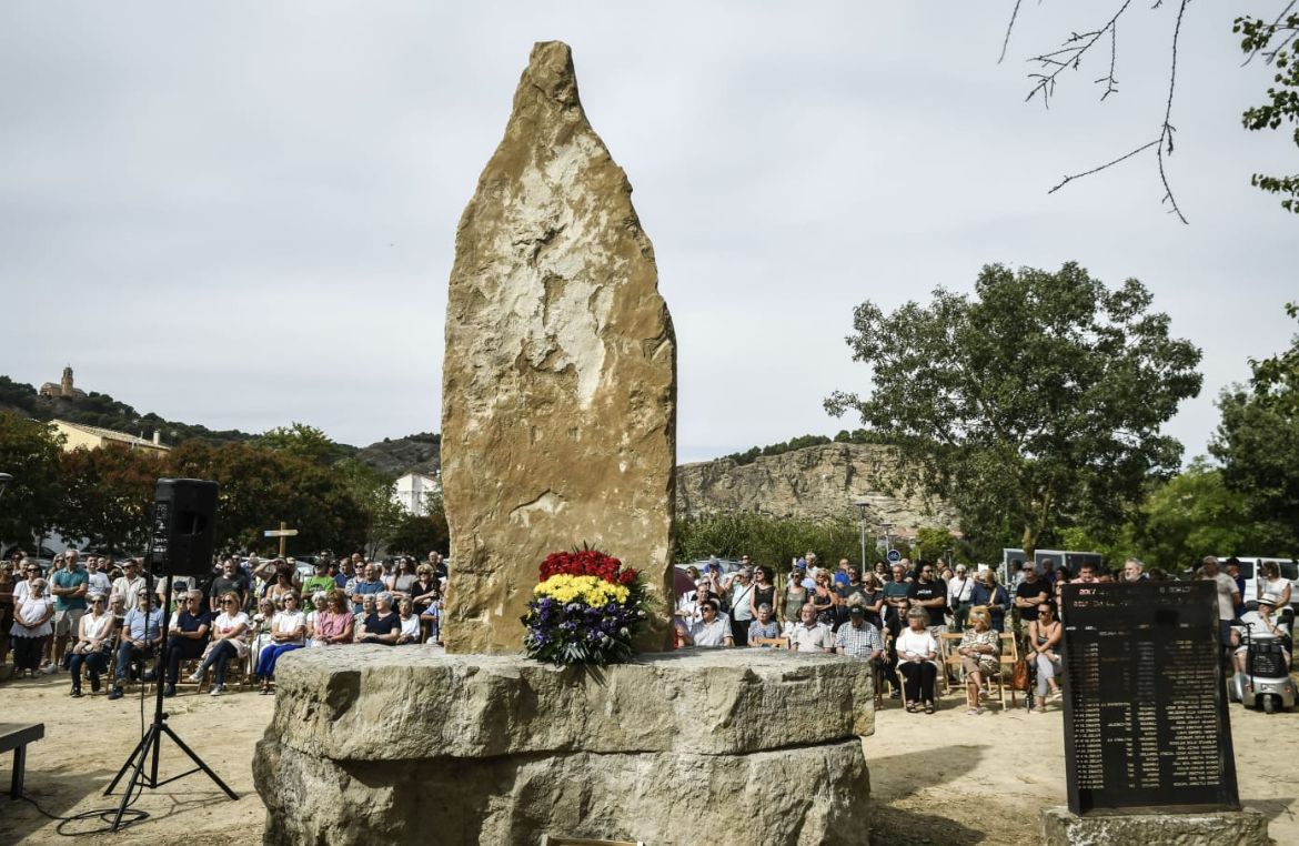 El monolito, sobre una base de piedra, y con la placa con el nombre de los asesinados a su lado