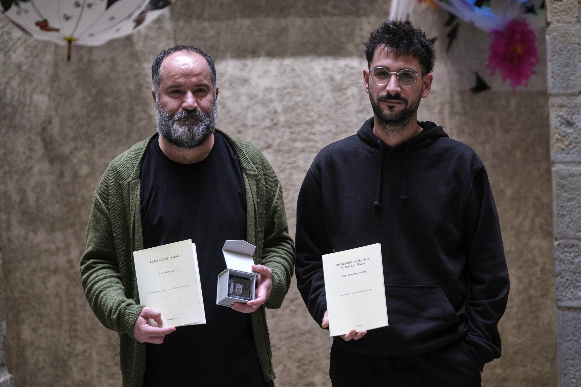 Los dos autores premiados, con sus obras tras recibir sus reconocimientos.