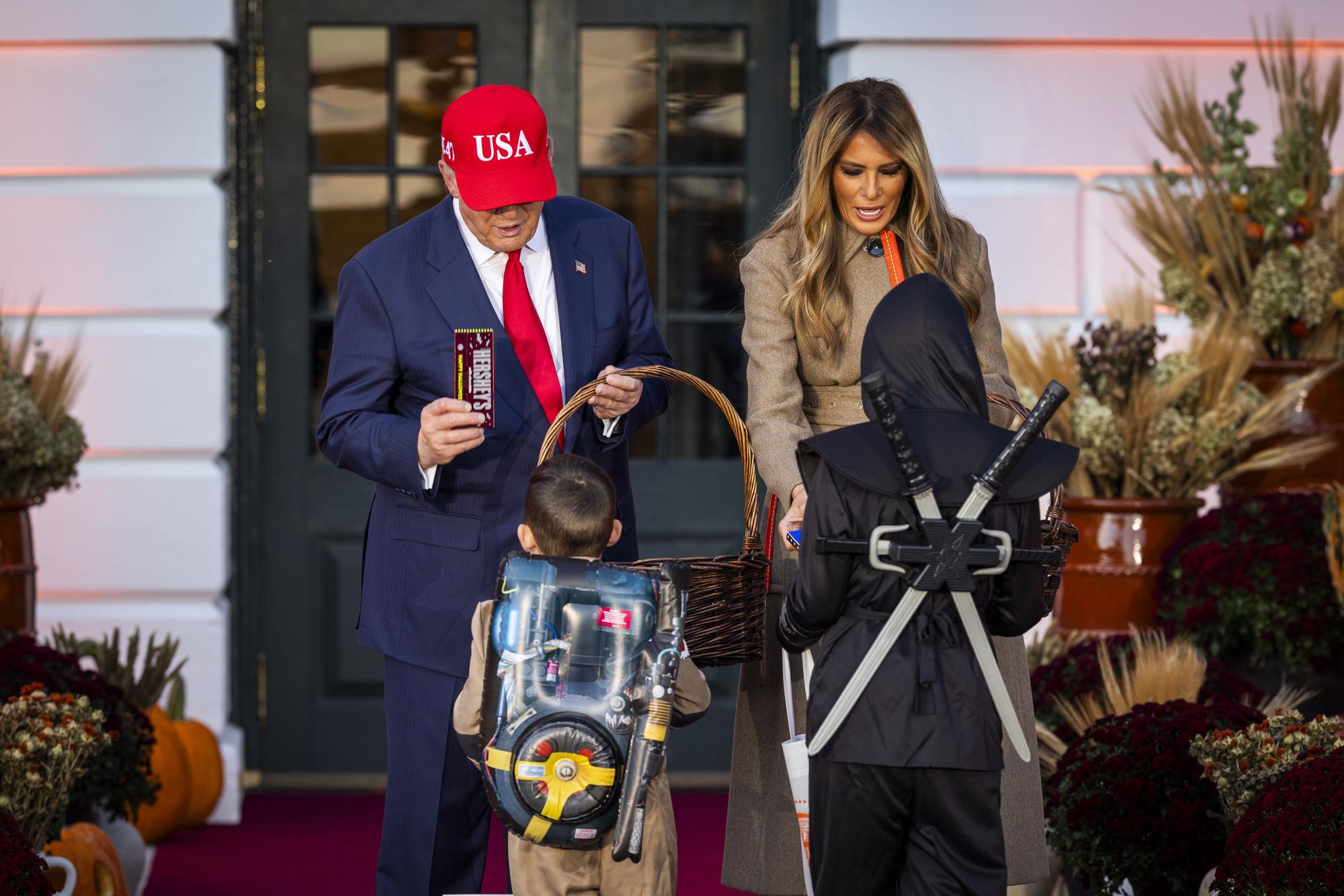 Melania y Trump se rinden ante Halloween: dulces, niños y calabazas en la Casa Blanca