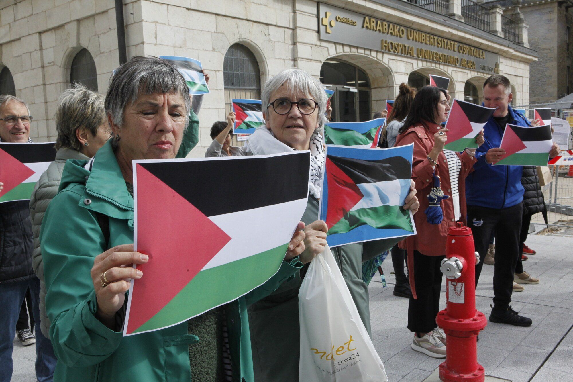 En imágenes: Trabajadoras de Osakidetza en Vitoria muestran su apoyo a Palestina