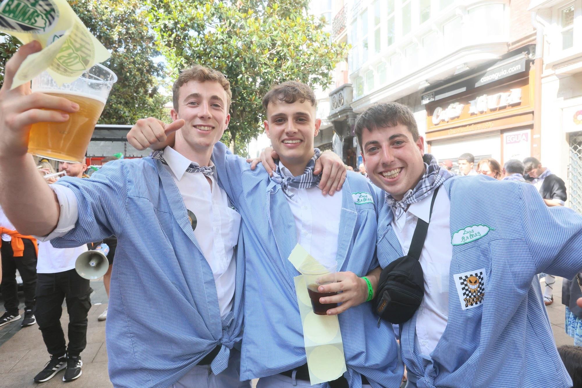 En imágenes: Blusas y neskas desfilan en una kalejira por Santiago