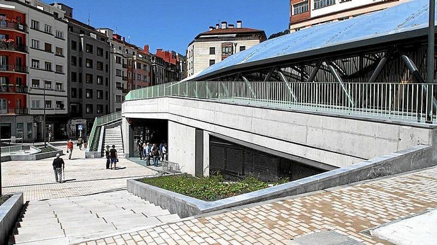 Vista de la plaza y del nuevo edificio polivalente de Errebal.