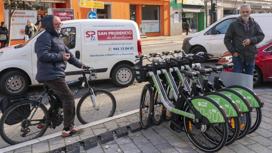 Vitoria estrena el servicio de alquiler de 80 bicis eléctricas instaladas en 12 puntos de la ciudad