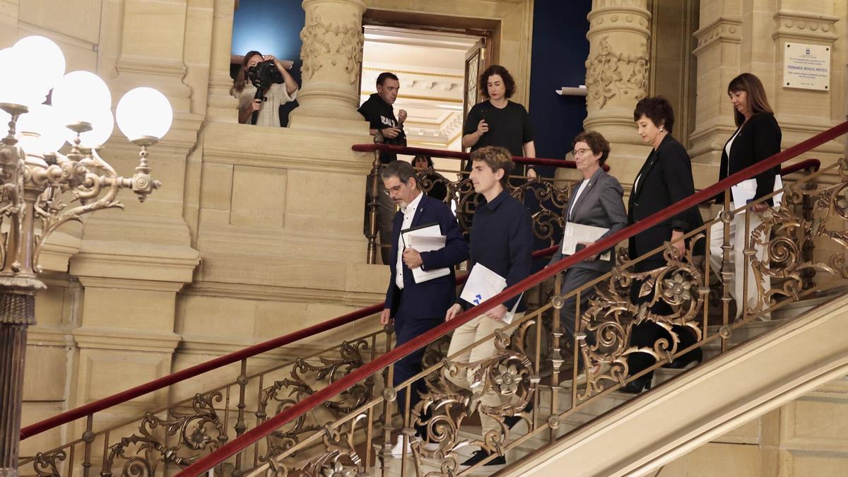 Eneko Goia baja las escaleras hacia el salón de plenos con su sucesor, Jon Insausti