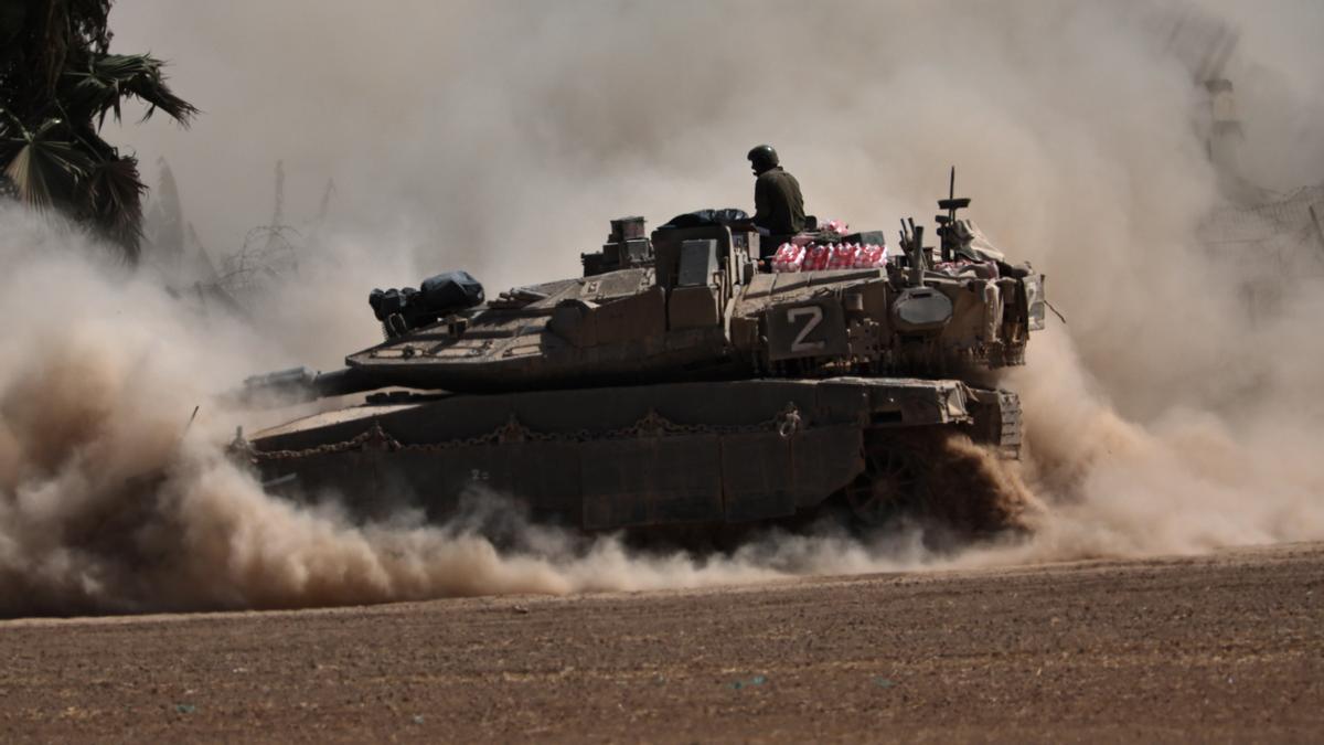 Un tanque israelí en la frontera entre Gaza e Israel.
