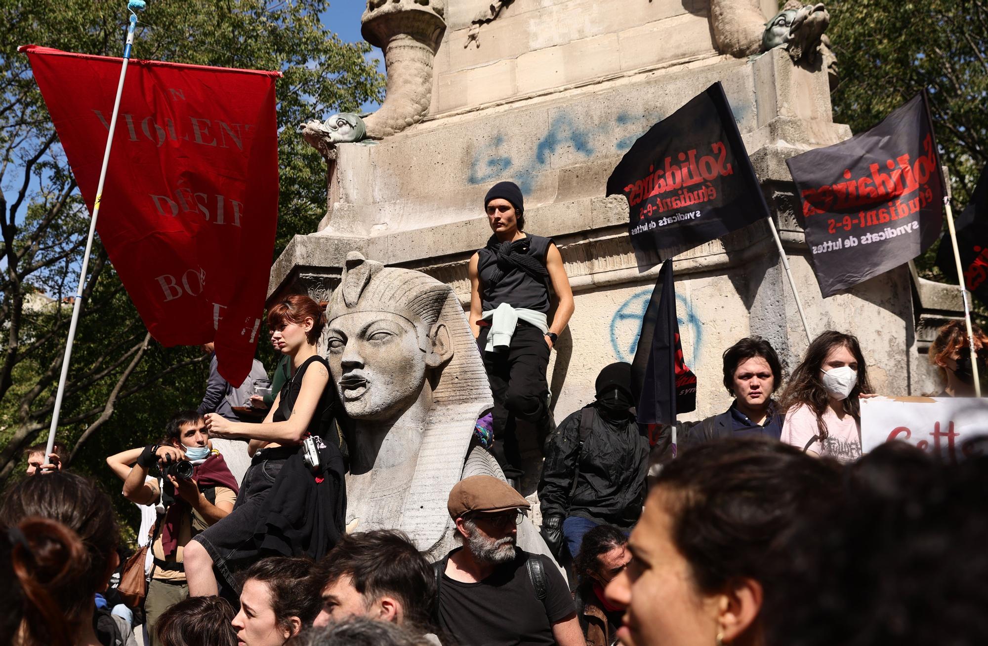 Casi 300 detenidos en una jornada de movilizaciones y bloqueos en Francia